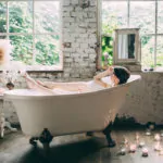 relaksująca kąpiel w wannie