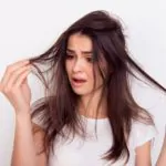 Suche i zniszczone włosy u kobiety