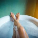 Relaksująca kąpiel w wannie - sole do kąpieli