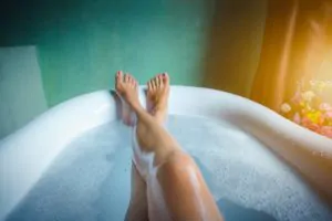 Relaksująca kąpiel w wannie - sole do kąpieli