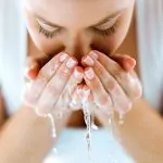 Kobieta myjąca twarz