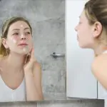 Kobieta przyglądająca się w lustrze