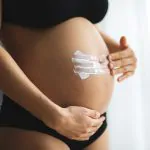 Kobieta w ciąży dbająca o swoją skórę